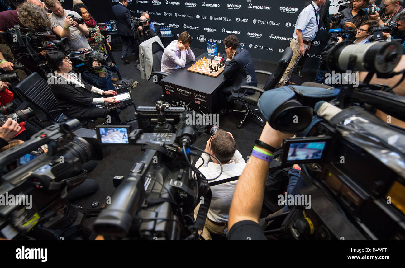 Norwegian reigning champion Magnus Carlson (left) and American challenger  Fabiano Caruana during their tie-break matches at the FIDE World Chess  Championship match, at the College, in Holborn, London Stock Photo - Alamy