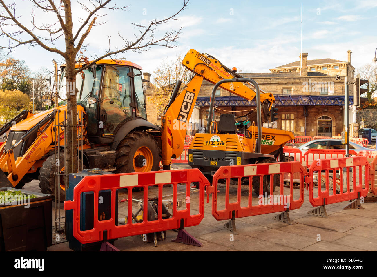 Workers and equipment carrying out building work outside Dewsbury Railway Station Stock Photo