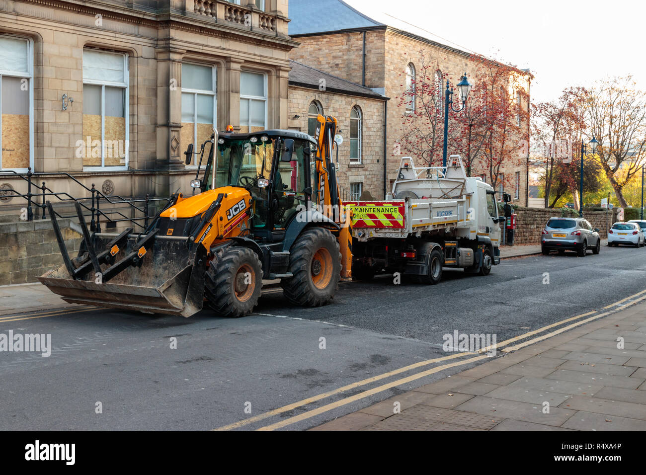 Workers and equipment carrying out building work outside Dewsbury Railway Station Stock Photo