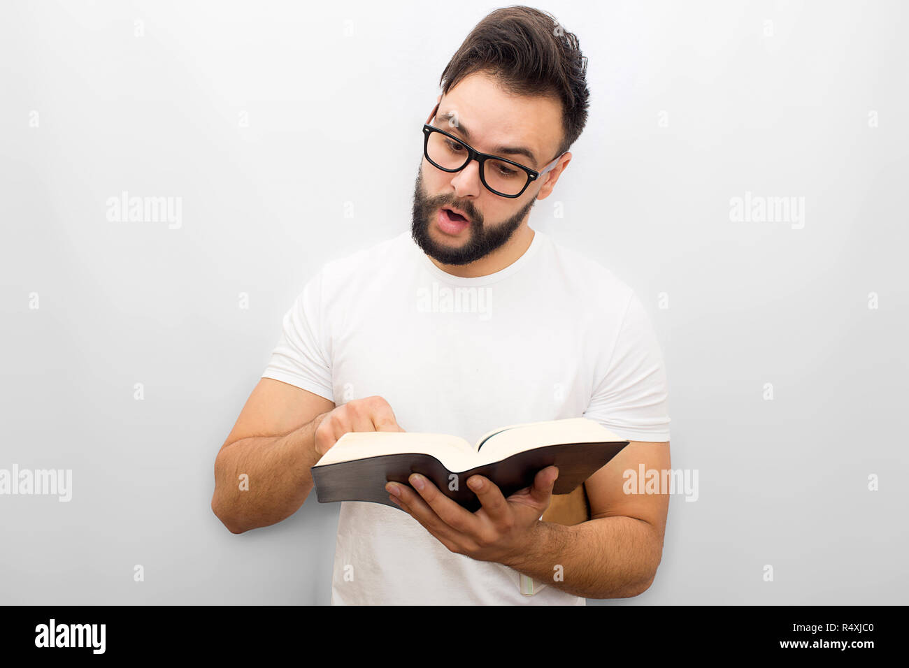 Человек в поле с книгой. Мужчина на скамейке. Человек в очках читает. О людях и книгах. Мужчина читает книгу.