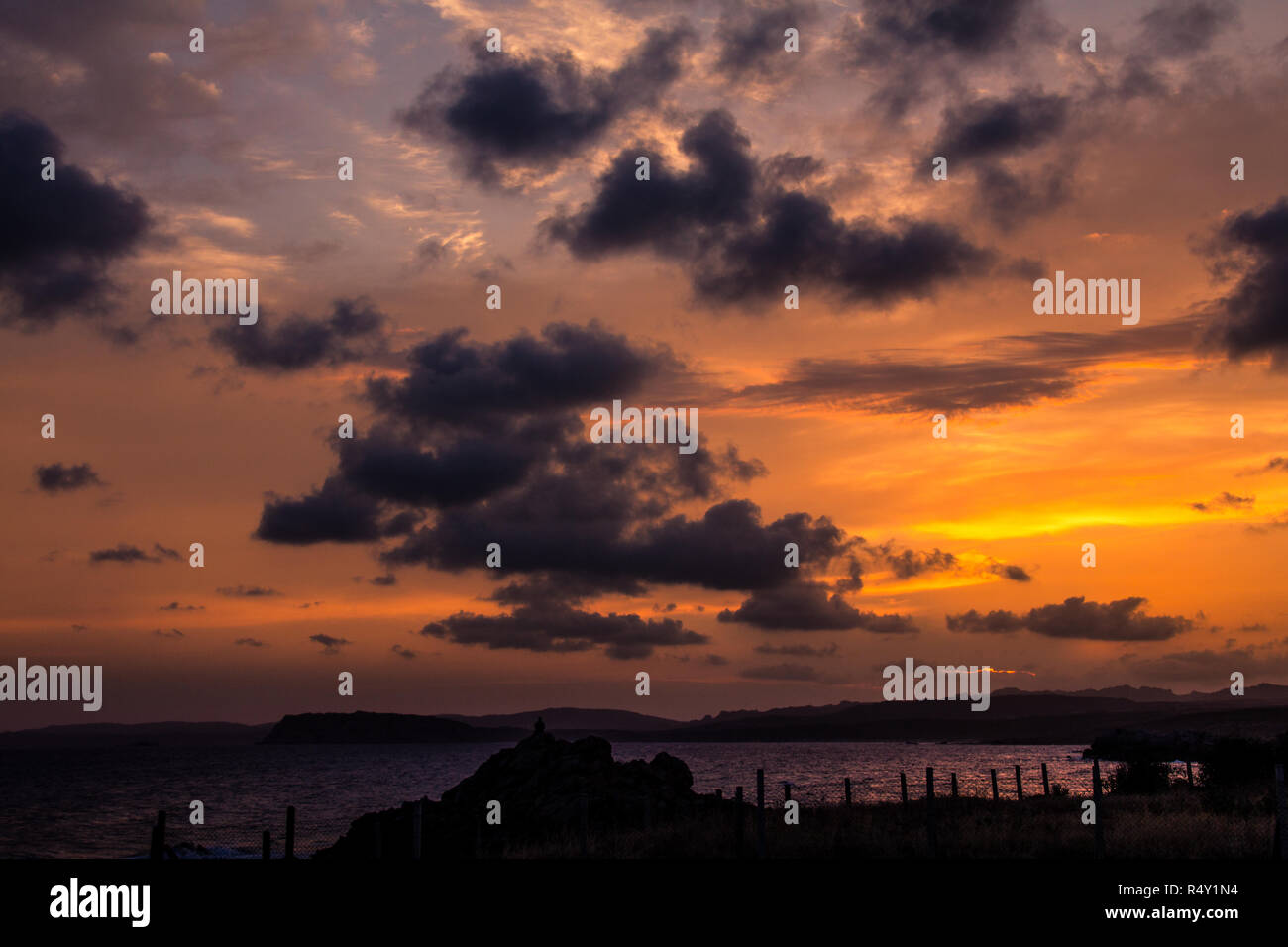Dramatischer Sonnenaufgang am Strand von Vignola Mare Stock Photo
