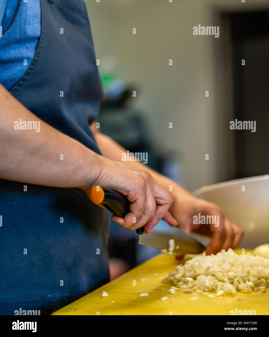 Female hands chopping yellow onion hi-res stock photography and images ...