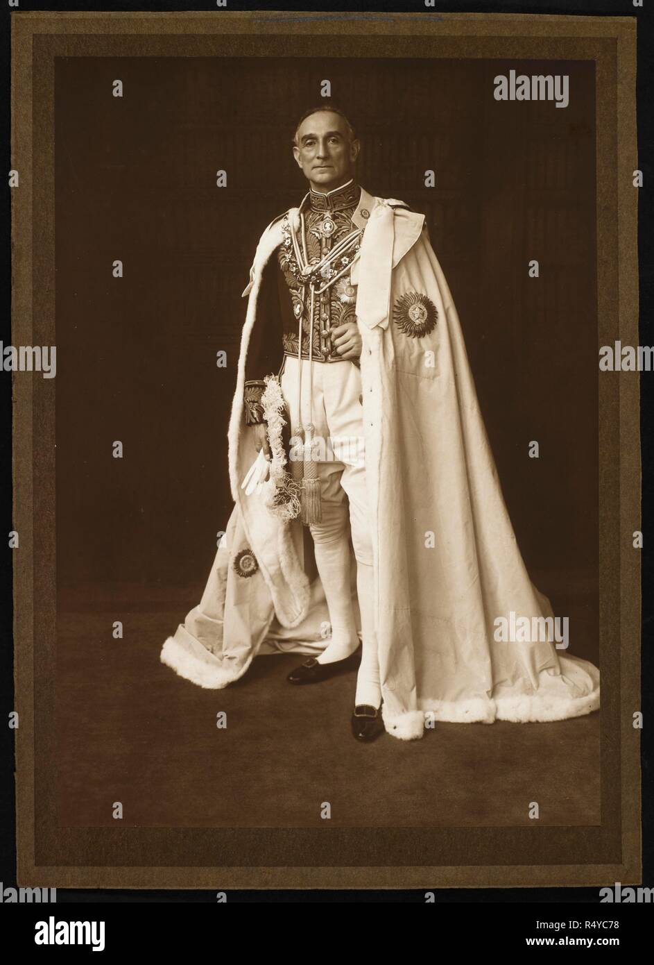 Portrait of Lord Reading in viceregal robes. Rufus Isaacs, 1st Marquess of Reading, GCB, GCSI, GCIE, GCVO, PC, KC (1860 â€“ 1935), was an English lawyer, jurist and politician. c.1922. Rufus Daniel Issacs, Ist Marquess of Reading. Photographic portrait. Source: Photo 10/24.(59). Author: ANON. Stock Photo