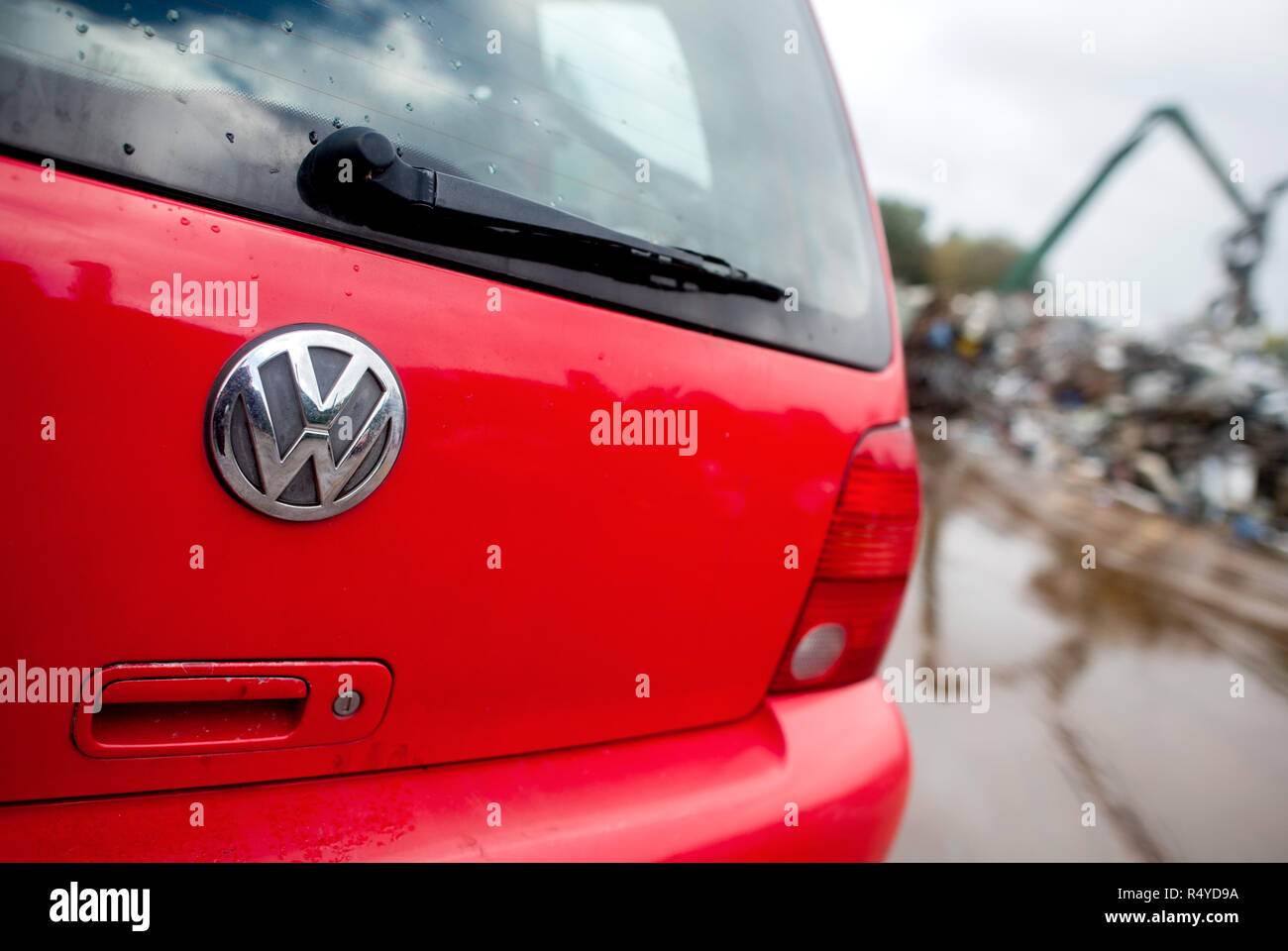 Oldenburg, Germany. 25th Oct, 2018. A Volkswagen Lupo car wreck is driven through a recycling yard with a forklift truck. In the fight against impending driving bans, Volkswagen now wants to take back and scrap old diesel engines with the Euro 1 to 4 emission standards nationwide against discounts. Credit: Hauke-Christian Dittrich/dpa/Alamy Live News Stock Photo