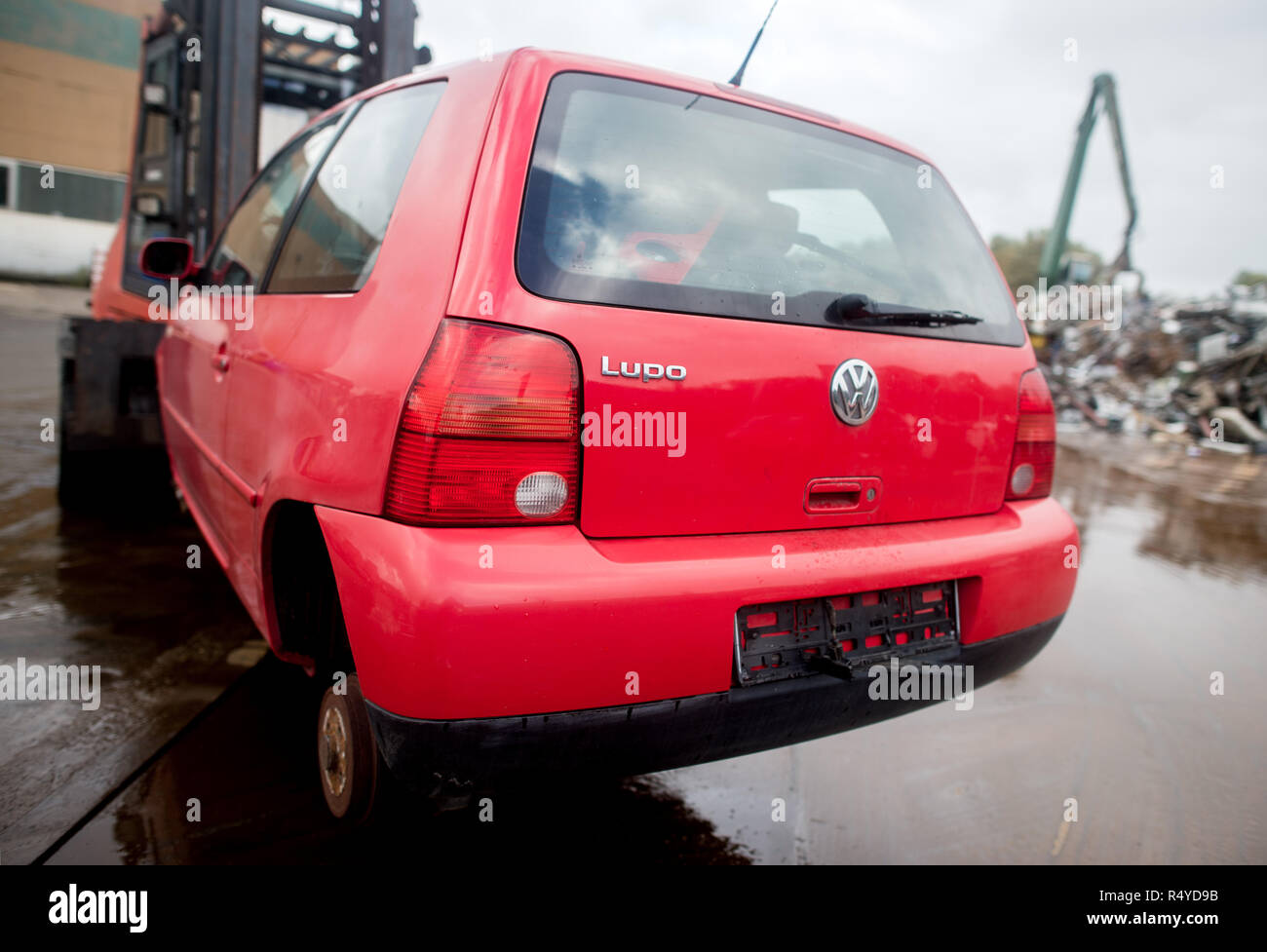 Oldenburg, Germany. 25th Oct, 2018. A Volkswagen Lupo car wreck is driven through a recycling yard with a forklift truck. In the fight against impending driving bans, Volkswagen now wants to take back and scrap old diesel engines with the Euro 1 to 4 emission standards nationwide against discounts. Credit: Hauke-Christian Dittrich/dpa/Alamy Live News Stock Photo