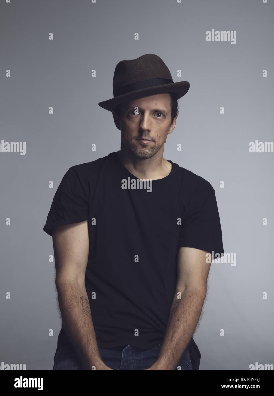 July 10, 2018 - 2018-07-10, Los Angeles CA. Portrait session with Jason Mraz. Jason Mraz is an American singer-songwriter who first came to prominence in the San Diego coffee shop scene in 2000. In 2002, he released his debut studio album, Waiting for My Rocket to Come, which contained the hit single ''The Remedy (I Won't Worry)''. With the release of his second album, Mr. A-Z, in 2005, Mraz achieved major commercial success. The album peaked at number 5 on the Billboard 200 and sold over 100,000 copies in the US (Credit Image: © Brian LoweZUMA Wire) Stock Photo