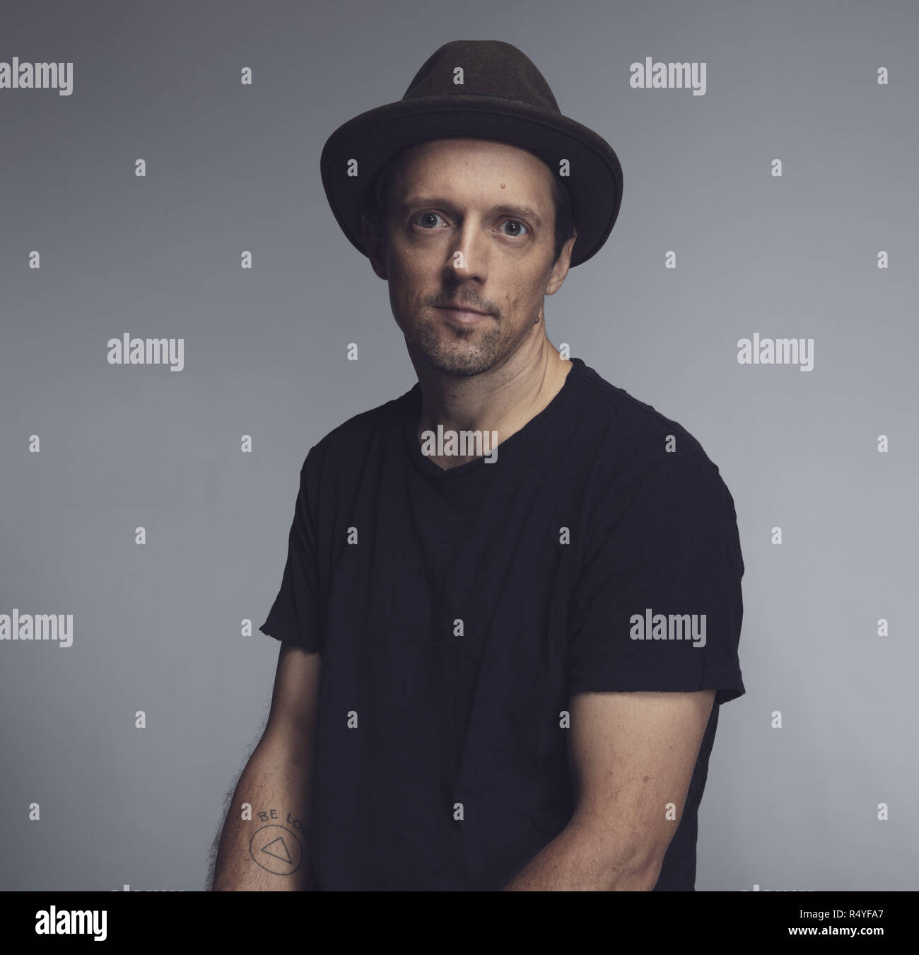 July 10, 2018 - 2018-07-10, Los Angeles CA. Portrait session with Jason Mraz. Jason Mraz is an American singer-songwriter who first came to prominence in the San Diego coffee shop scene in 2000. In 2002, he released his debut studio album, Waiting for My Rocket to Come, which contained the hit single ''The Remedy (I Won't Worry)''. With the release of his second album, Mr. A-Z, in 2005, Mraz achieved major commercial success. The album peaked at number 5 on the Billboard 200 and sold over 100,000 copies in the US (Credit Image: © Brian LoweZUMA Wire) Stock Photo