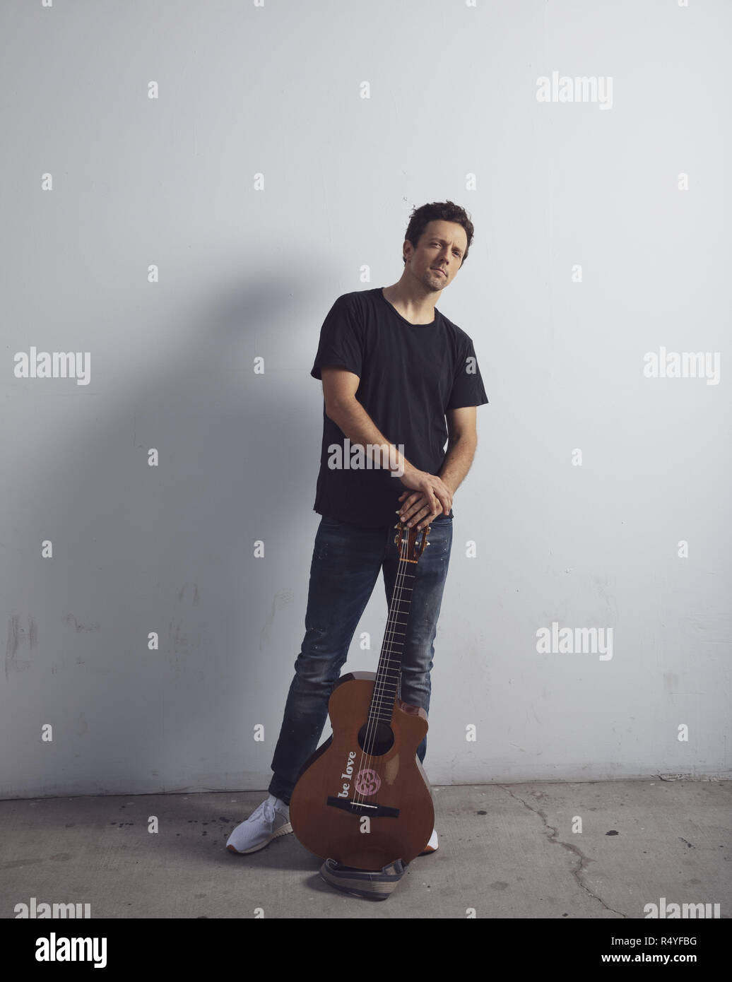 July 10, 2018 - 2018-07-10, Los Angeles CA. Portrait session with Jason Mraz. Jason Mraz is an American singer-songwriter who first came to prominence in the San Diego coffee shop scene in 2000. In 2002, he released his debut studio album, Waiting for My Rocket to Come, which contained the hit single ''The Remedy (I Won't Worry)''. With the release of his second album, Mr. A-Z, in 2005, Mraz achieved major commercial success. The album peaked at number 5 on the Billboard 200 and sold over 100,000 copies in the US (Credit Image: © Brian LoweZUMA Wire) Stock Photo