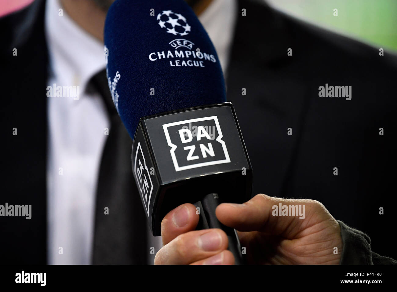 Porto, Portugal. 28th Nov, 2018. Soccer: Champions League, FC Porto - FC  Schalke 04, Group stage, Group D, 5th matchday in Estadio do Dragao: A  reporter records a microphone of the streaming