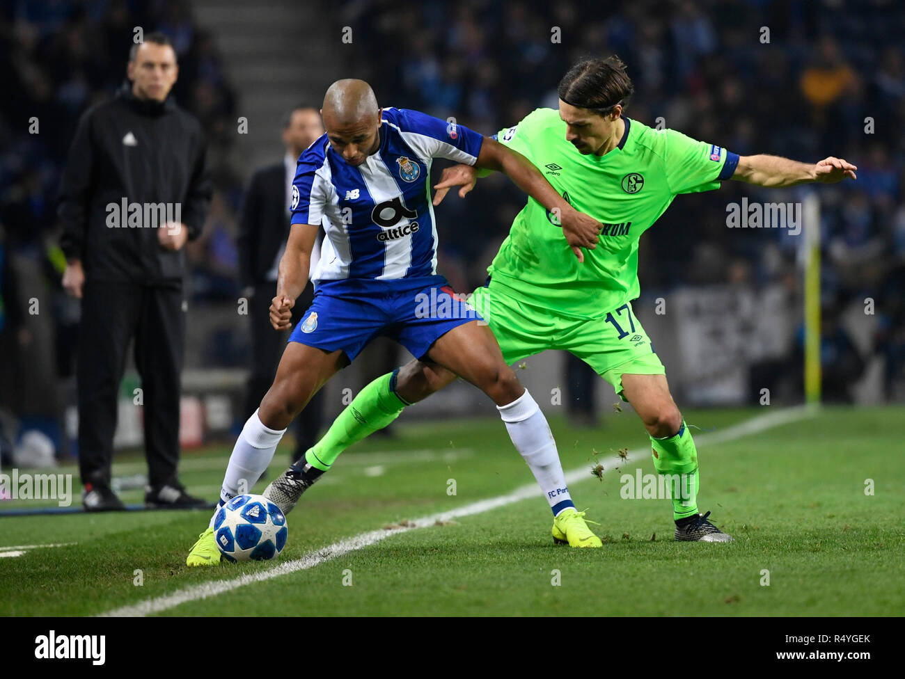 28 November 2018, Portugal, Porto: Soccer: Champions League, FC Porto - FC  Schalke 04, Group stage, Group D, 5th matchday at Estadio do Dragao:  Benjamin Stambouli of Schalke and Yacine Brahimi (l)