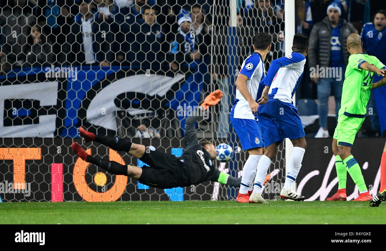 28 November 2018, Portugal, Porto: Soccer: Champions League, FC Porto - FC Schalke 04, Group stage, Group D, 5th matchday at Estadio do Dragao: Eder Militao (2nd from right) of Porto scores the 1-0 against Schalke. Photo: Ina Fassbender/dpa Stock Photo