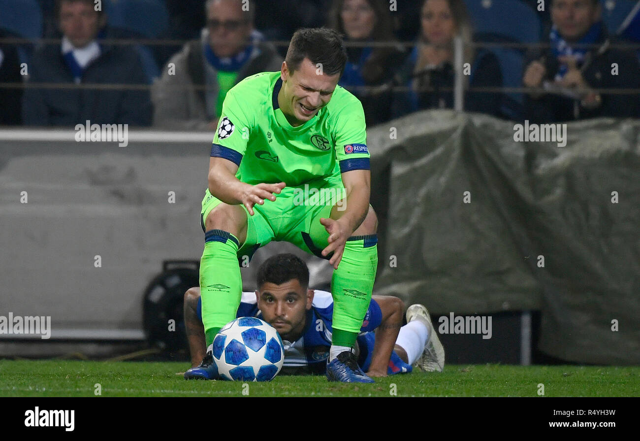 Porto, Portugal. 28th Nov, 2018. Soccer: Champions League, FC Porto - FC Schalke 04, Group stage, Group D, 5th matchday at Estadio do Dragao: Jewgeni Konopljanka from Schalke and Maxi Pereira from Porto in the duel. Credit: Ina Fassbender/dpa/Alamy Live News Stock Photo