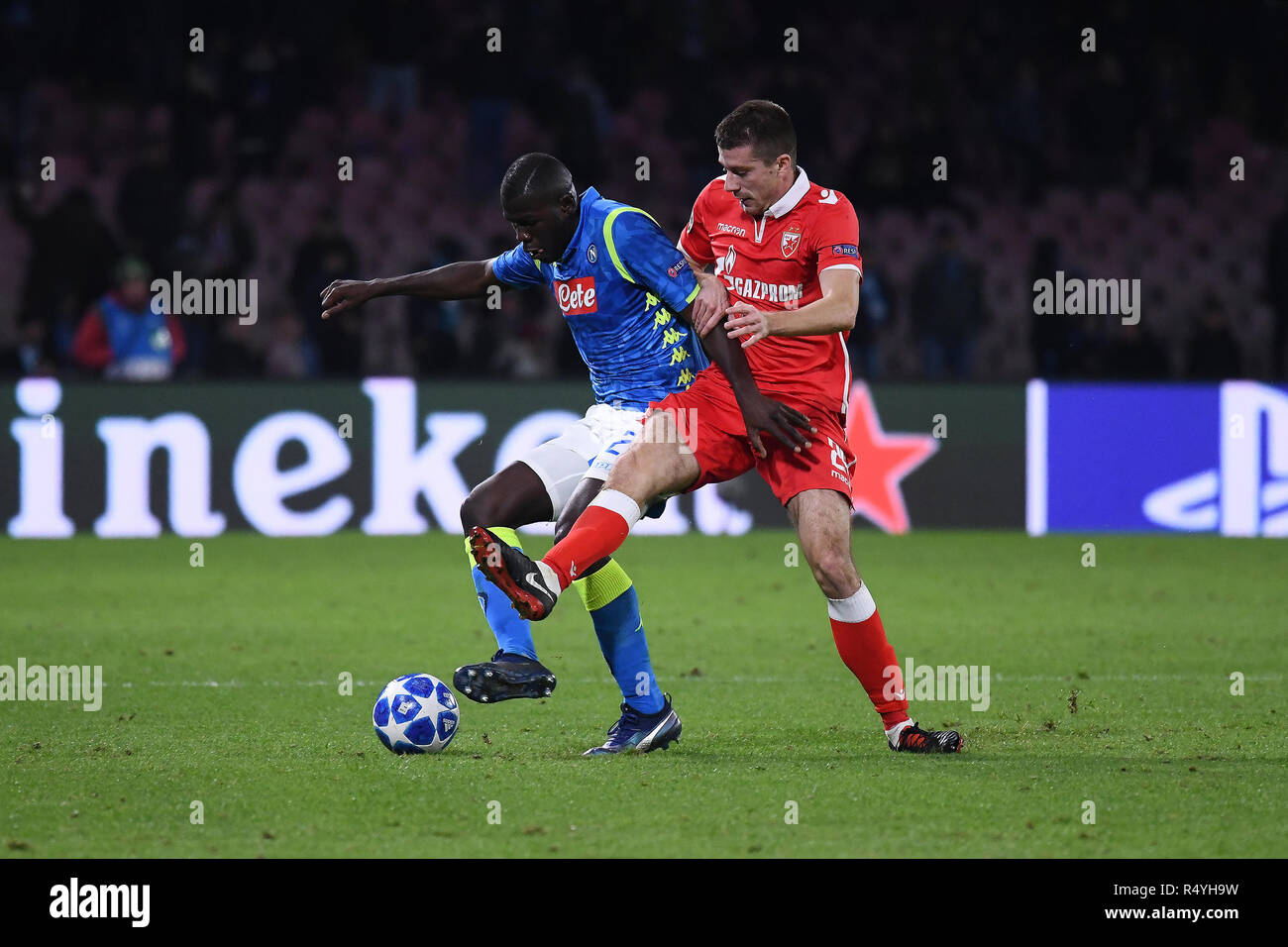 Crvena Zvezda Centreback Nemanja Milunovic Durante a Uefa Europa Liga Jogo  Ferencvaros Vs Crvena Zvezda 21 Imagem de Stock Editorial - Imagem de copo,  futebolista: 276544304