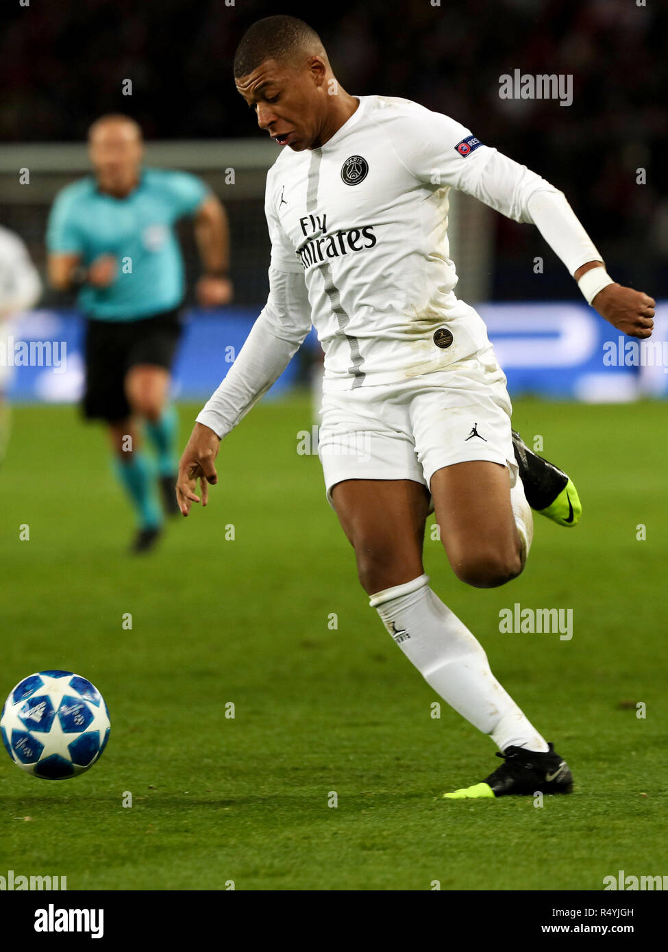 Parc des Princes, Paris, France. 28th November 2018. UEFA Champions League  football, Paris St-Germain versus Liverpool; Mbappe of Paris Saint Germain  puts the ball into the box Credit: Action Plus Sports Images/Alamy