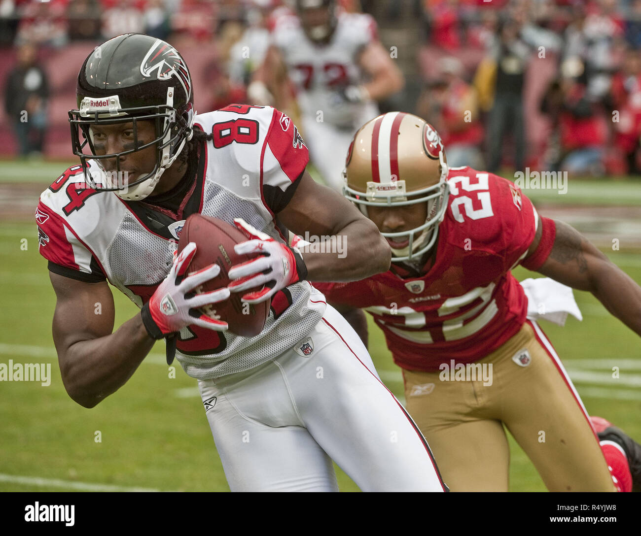 San Francisco, California, USA. 11th Oct, 2009. Atlanta Falcons wide receiver Roddy White #84 pulls away from San Francisco 49ers cornerback Nate Clements #22 to make 80 yard touchdown run on Sunday, October 11, 2009 at Candlestick Park, San Francisco, California. Falcons defeated the 49ers 45-10. Credit: Al Golub/ZUMA Wire/Alamy Live News Stock Photo
