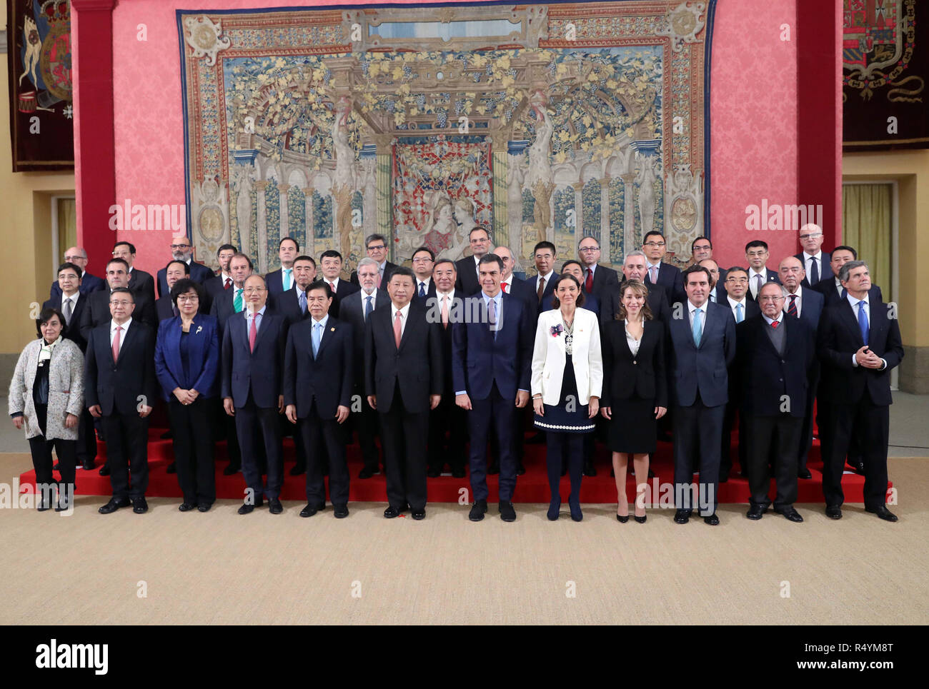 Madrid, Spain. 28th Nov, 2018. Chinese President Xi Jinping (6th L Front) and Spanish Prime Minister Pedro Sanchez (6th R Front) meets with representatives from the China-Spain Business Advisory Council in Madrid, Spain, Nov. 28, 2018. Credit: Liu Weibing/Xinhua/Alamy Live News Stock Photo