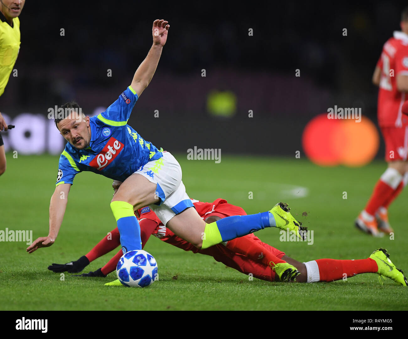 Naples, Italy. 28th Nov, 2018. Napoli's Mario Rui (L) vies with Red Star's Nabouhane Ben during the UEFA Champions League Group C match between Napoli and Red Star Belgrade in Naples, Italy, Nov. 28, 2018. Napoli won 3-1. Credit: Alberto Lingria/Xinhua/Alamy Live News Stock Photo