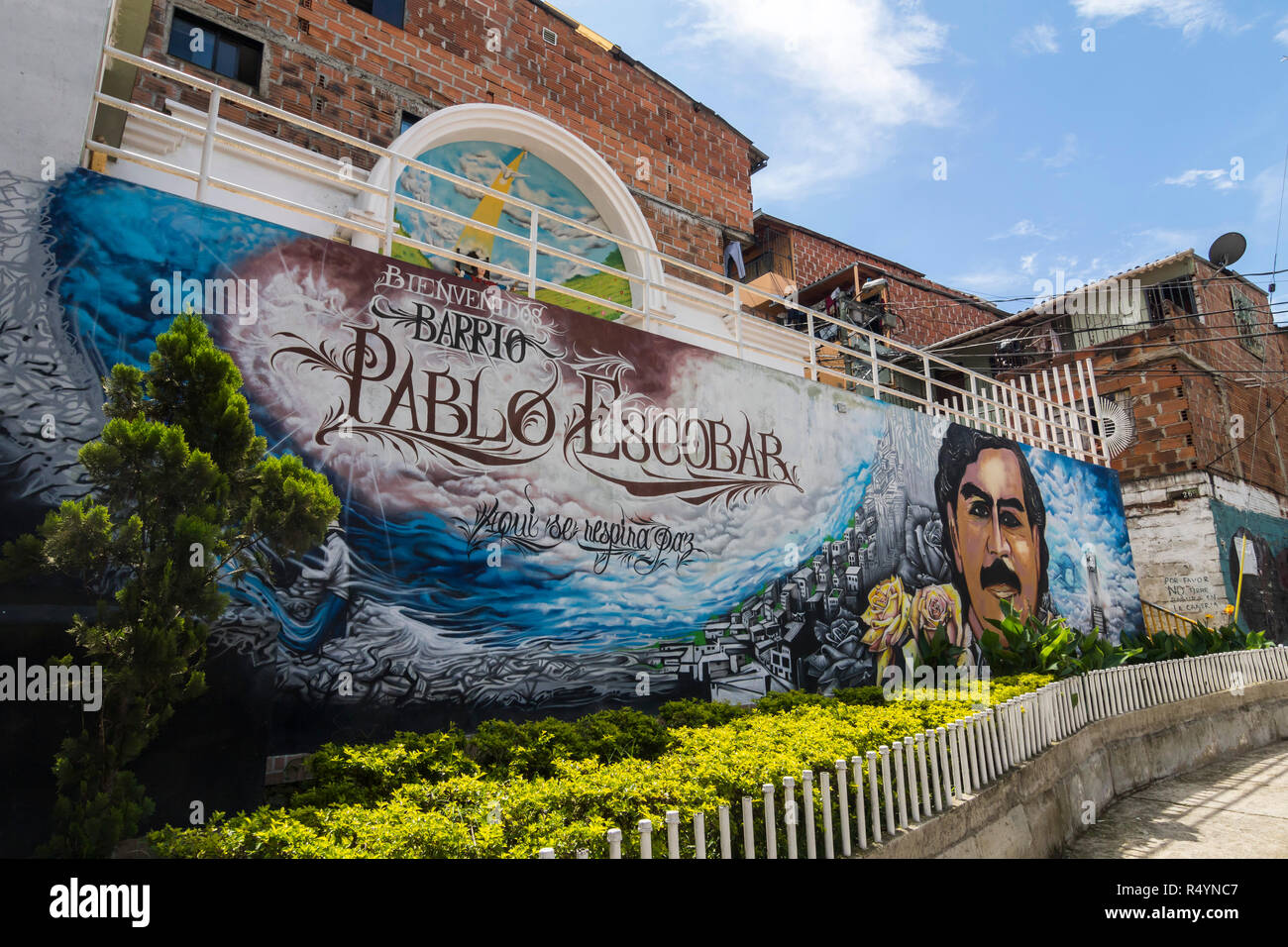 21 November 2018, Colombia, Medellín: Wall painting at the entrance of the "Pablo  Escobar quarter". In Medellin, metropolis of millions in the centre of the  rich department Antioquia, resourceful tourism companies offer
