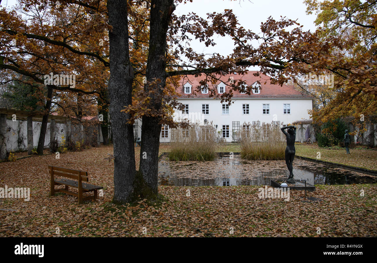 09 November 2018, Bavaria, Pullach: The presidential villa can be seen on the premises of the Federal Intelligence Service (BND). The villa was once the residence of Martin Bormann, head of the party office of the NSDAP and a confidant of Hitler, and belonged to the former Reichssiedlung Rudolf Heß which was built between 1936 and 1938. From 1947, the buildings were used by the Gehlen organization and later by the Federal Intelligence Service (BND). The Federal Intelligence Service has moved from Pullach to its new headquarters in the middle of Berlin. It was one of the largest parades in the Stock Photo