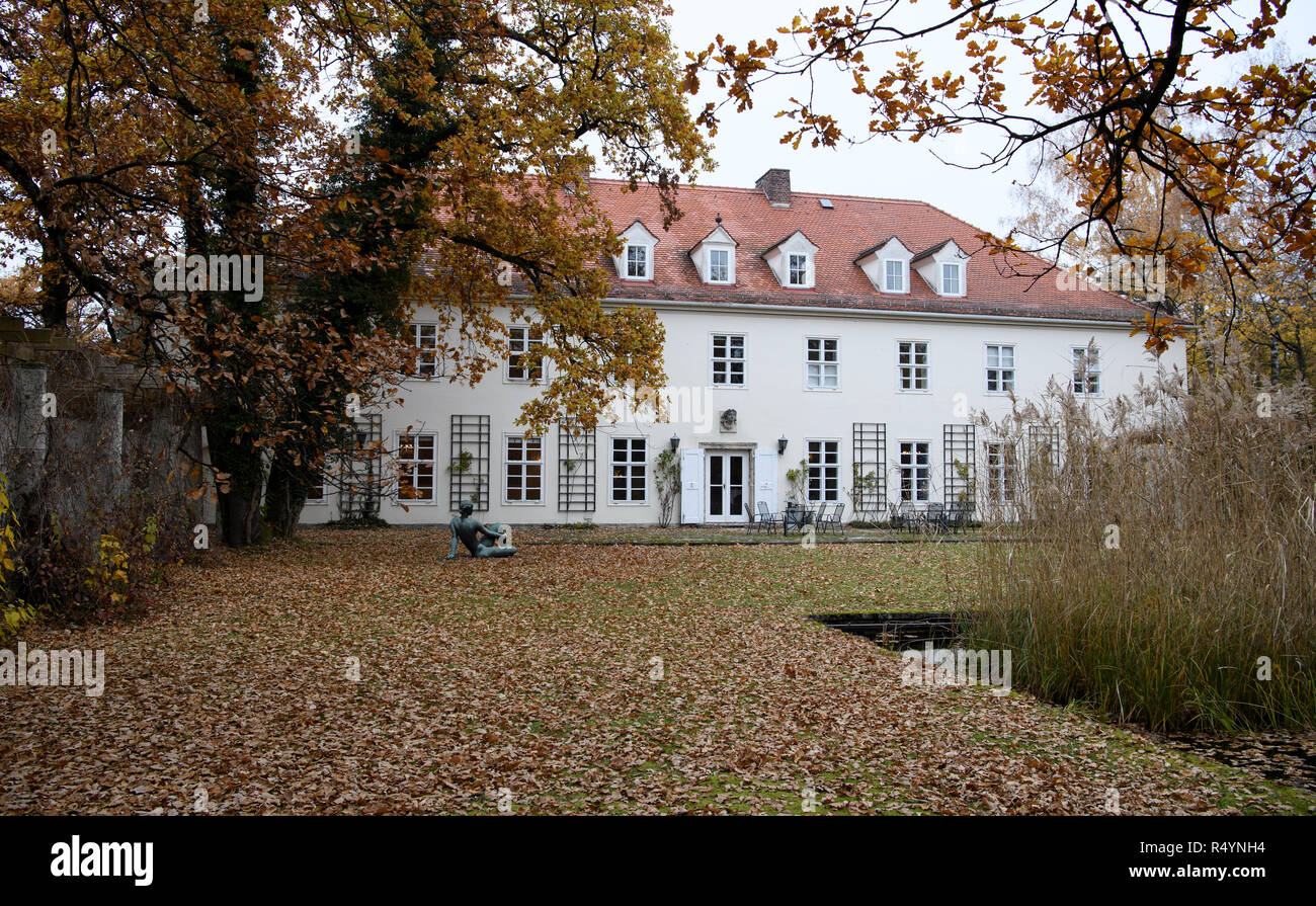 09 November 2018, Bavaria, Pullach: The presidential villa can be seen on the premises of the Federal Intelligence Service (BND). The villa was once the residence of Martin Bormann, head of the party office of the NSDAP and a confidant of Hitler, and belonged to the former Reichssiedlung Rudolf Heß which was built between 1936 and 1938. From 1947, the buildings were used by the Gehlen organization and later by the Federal Intelligence Service (BND). The Federal Intelligence Service has moved from Pullach to its new headquarters in the middle of Berlin. It was one of the largest parades in the Stock Photo