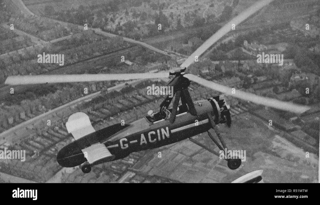 LAW & ORDER IN BRITAIN - An early photograph of traffic police using a  girocopter also known as an  autogyro Stock Photo