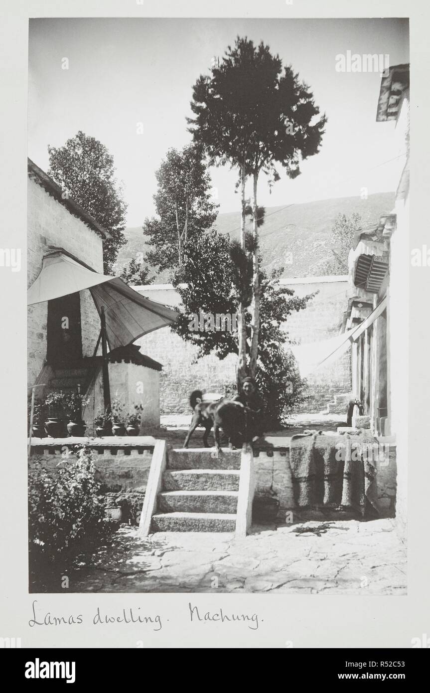 Lamas dwelling, Nachung. 'Tibet'. Curzon collection. c.Sep 1904. 89 prints 295x190mm to 200x1825 Platinum prints. Source: Photo 430/53.(58). Author: White, John Claude. Stock Photo