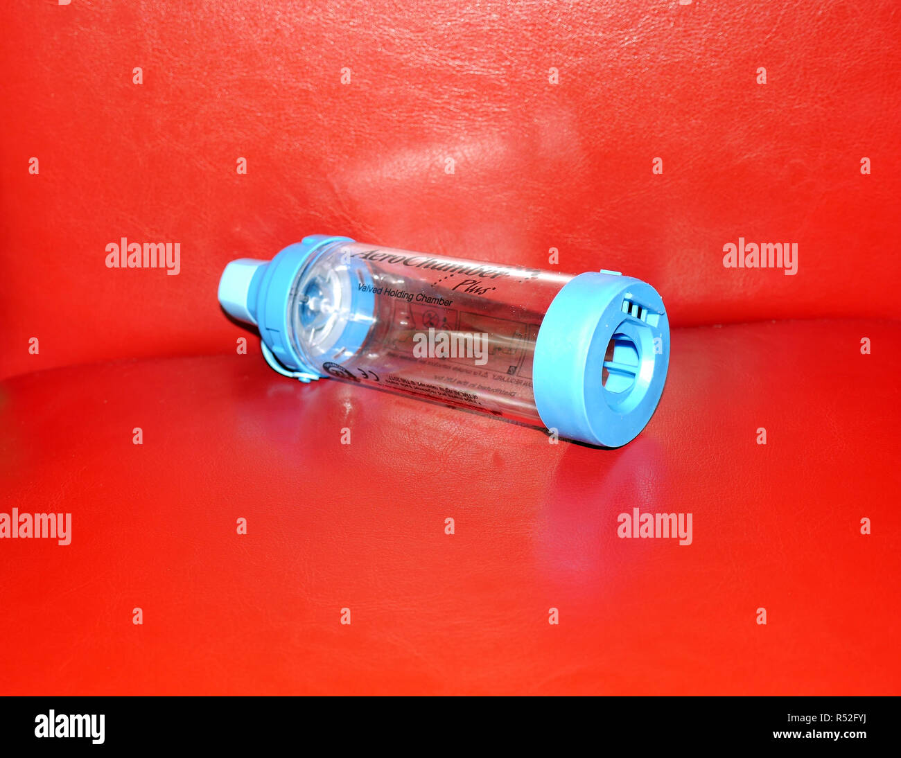 AeroChamber plus. To improve drug delivery, global respiratory guidelines  recommend the use of a chamber device along with a metered dose inhaler  Stock Photo - Alamy