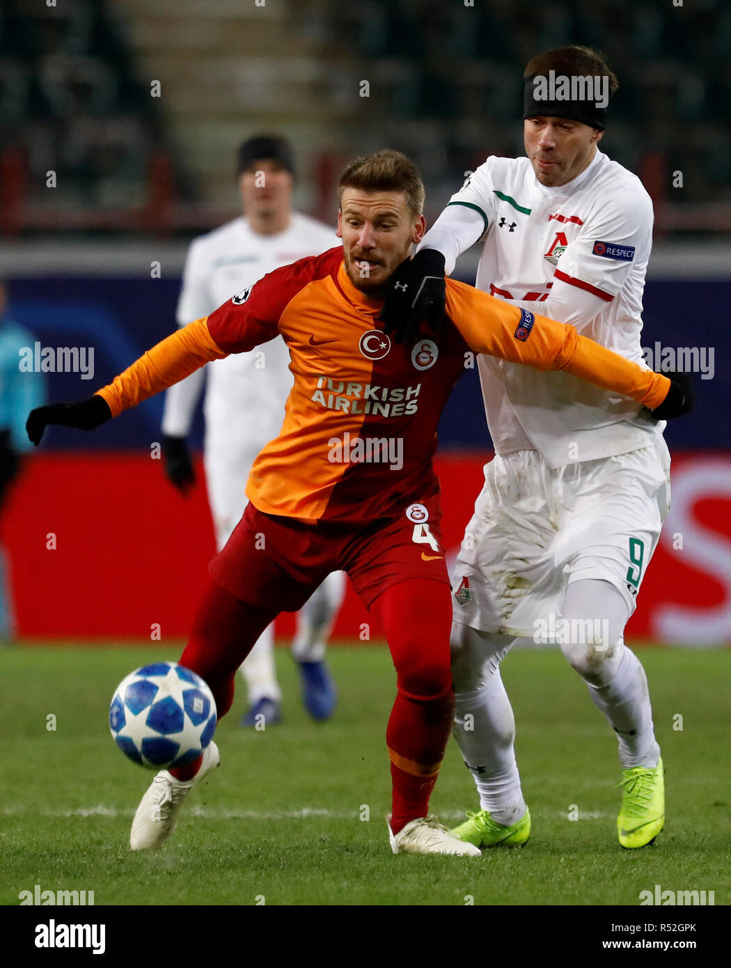 MOSCOW, RUSSIA - NOVEMBER 28: Fedor Smolov (R) of FC Lokomotiv Moscow and Serdar Aziz of Galatasaray vie for the ball during the Group D match of the UEFA Champions League between FC Lokomotiv Moscow and Galatasaray at Lokomotiv Stadium on November 28, 2018 in Moscow, Russia. (MB Media) Stock Photo