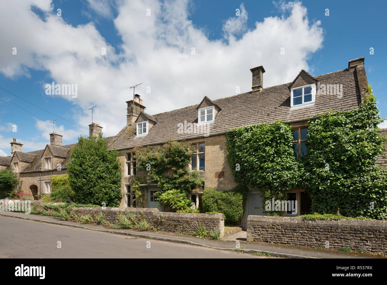 Residential properties in the village of Sandford St Martin, West Oxfordshire, England, United Kingdom, Europe Stock Photo