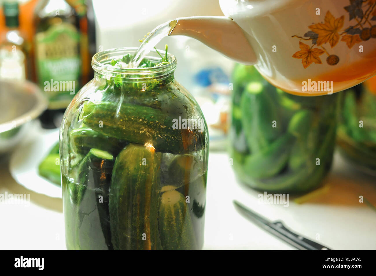 Засолка огурцов на зиму горячим способом. Огурцы в пластмассовой банке. Засолка огурцов горячим способом. Банки с огурцами под капроновой крышкой. Солёные огурцы на зиму.