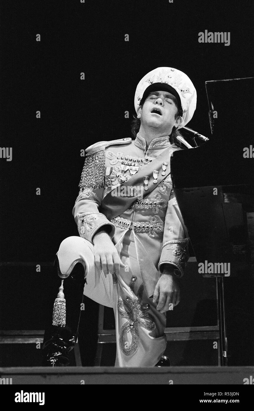 Elton john in 1982 hi-res stock photography and images - Alamy