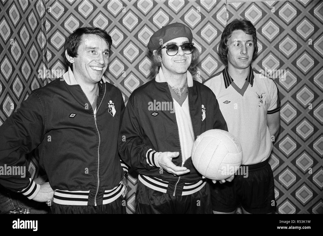 Elton John pictured with Graham Taylor and another player in Wembley during a 5 a side football match, which Elton's team won. Empire Pool, Wembley. 6th November 1977. Stock Photo