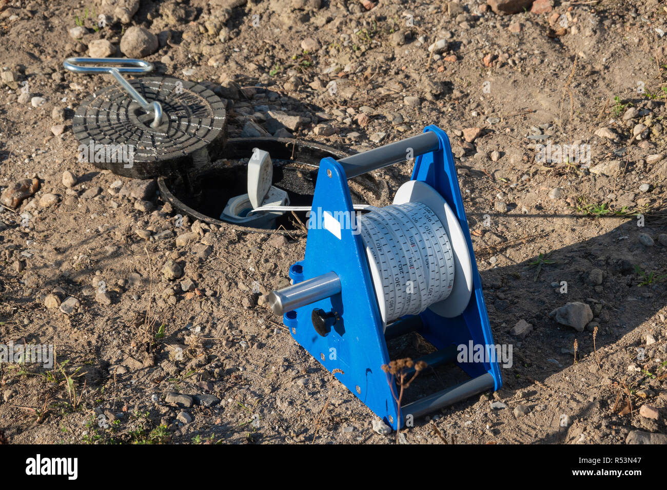 Measurement of the groundwater level in an underfloor level with an