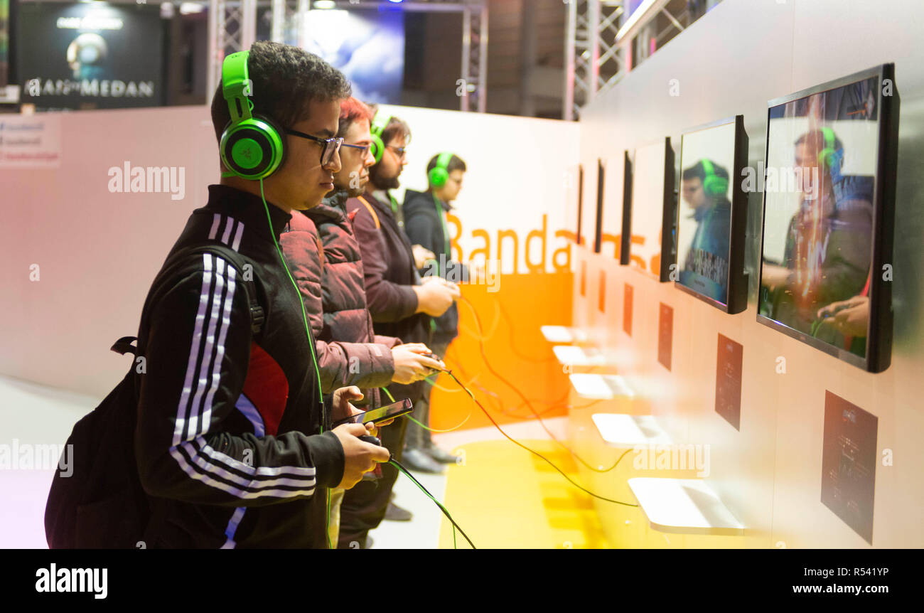 Barcelona, Spain. 29th November, 2018. People playing video games during the Barcelona Games World 2018 at Gran Via Fira on November 28, 2018 in Barcelona, Spain. © Victor Puig/Alamy Live News Stock Photo