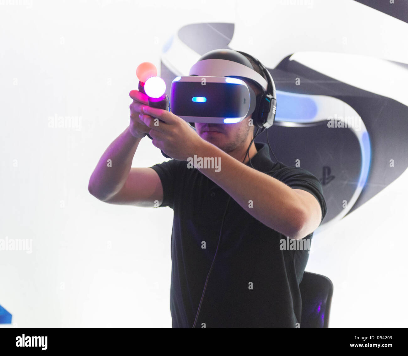 Barcelona, Spain. 29th November, 2018. A man playing video games with 3D virtual reality glasses during the Barcelona Games World 2018 at Gran Via Fira on November 28, 2018 in Barcelona, Spain. © Victor Puig/Alamy Live News Stock Photo