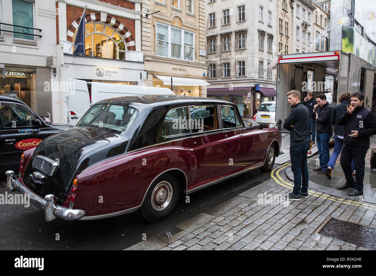 London, UK. 29th November, 2018. Bonhams' staff move a C.1979 Rolls-Royce Phantom VI Limousine, loaned on occasions to the Royal Household, in preparation for an auction of historic and high-performance racing and road cars. Highlights include a Le Mans class-winning Jaguar XJ220C driven by David Coulthard (£2,200,000-2,800,000), a Lister Jaguar Knobbly (£2,200,000-2,800,000) and a 1958 BMW 507 owned by its designer, as well as Ferraris, Aston Martins, Bentleys, Porsches and Jaguars. Credit: Mark Kerrison/Alamy Live News Stock Photo