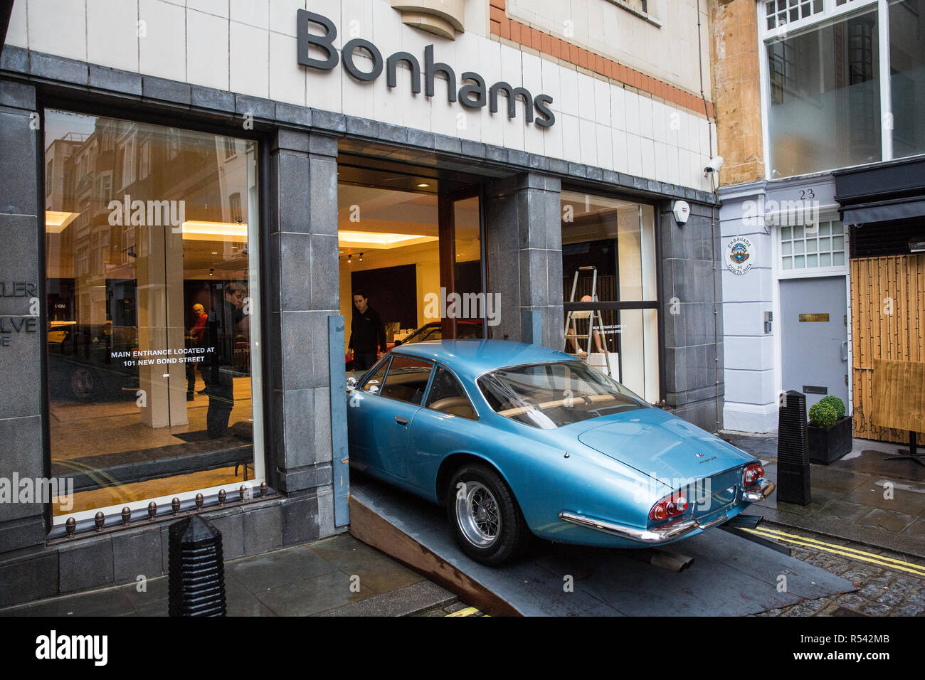 London, UK. 29th November, 2018. Bonhams' staff move a 1966 Ferrari 500 Superfast Series II Coupé, one of only 12 Series II Superfasts and the seventh of eight right-hand drive Superfasts, in preparation for an auction of historic and high-performance racing and road cars. Highlights include a Le Mans class-winning Jaguar XJ220C driven by David Coulthard (£2,200,000-2,800,000), a Lister Jaguar Knobbly (£2,200,000-2,800,000) and a 1958 BMW 507 owned by its designer, as well as Ferraris, Aston Martins, Bentleys, Porsches and Jaguars. Credit: Mark Kerrison/Alamy Live News Stock Photo