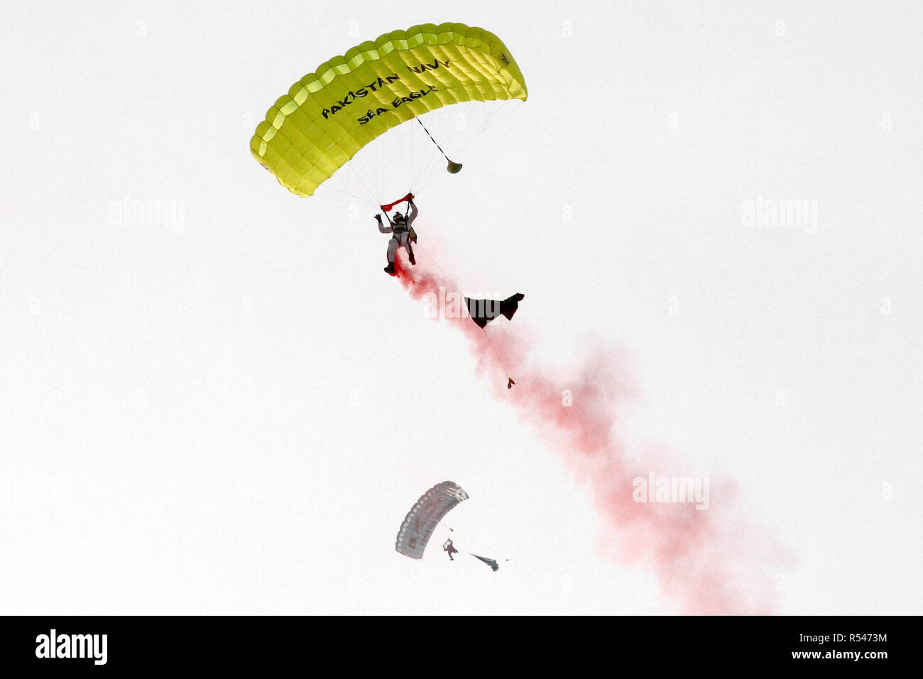 Karachi, Pakistan. 29th Nov, 2018. Pakistani paratroopers perform during an air show in Pakistan's southern port city of Karachi, on Nov. 29, 2018. Pakistan's armed forces presented an air show and anti-terrorism demonstration in Karachi as part of the 10th edition of the International Defense Exhibition and Seminar (IDEAS-2018). Credit: Stringer/Xinhua/Alamy Live News Stock Photo