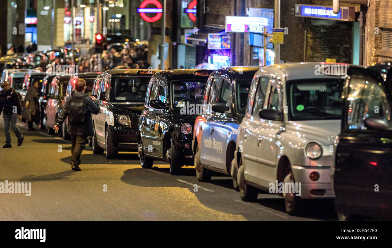 Tooley Street, London, UK. 29th Nov 2018. London Taxi drivers have blocked a lane in Tooley Street by forming two long black cab queues, to protest for their right to use bus lanes and for better road management. Today's protest concerns plans to make a section of Tooley Street near London Bridge bus-only, thereby restricting access for taxis. London cabbies have repeatedly protested and blocked roads over traffic management measures in the last week. Credit: Imageplotter News and Sports/Alamy Live News Stock Photo