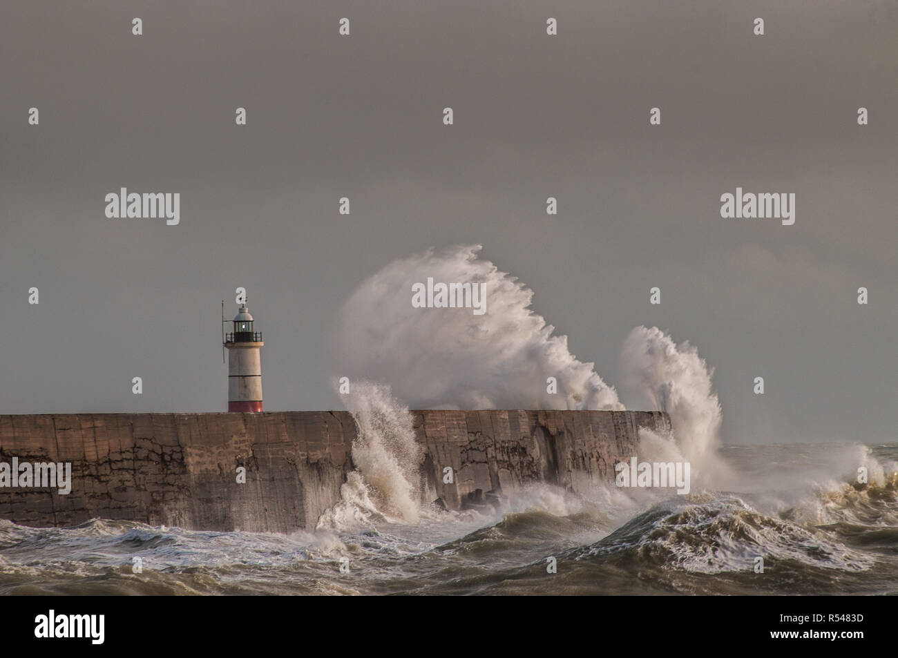Newhaven, East Sussex, UK. 29th Nov, 2018. UK Weather: More gale force wind from the South West whips up the waves on the South coast. Stock Photo