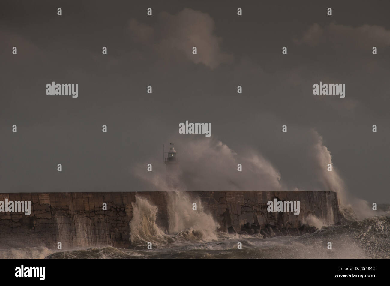 Newhaven, East Sussex, UK. 29th Nov, 2018. UK Weather: More gale force wind from the South West whips up the waves on the South coast. Stock Photo