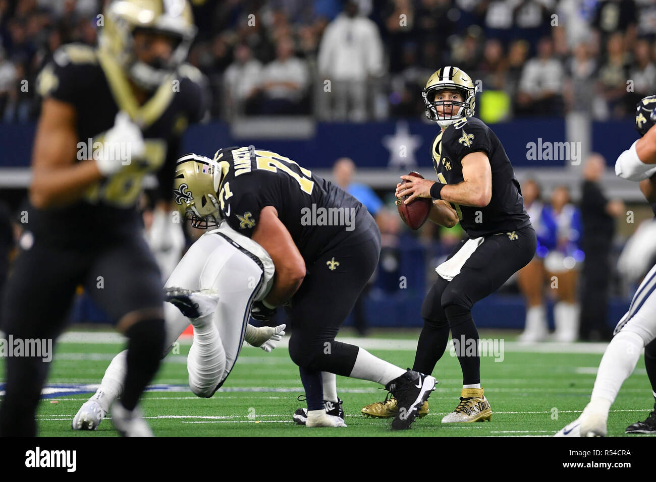Arlington, Texas, USA. 29th Nov, 2018. New Orleans Saints quarterback Drew Brees (9) drops back to pass during the second half of the NFL game between the New Orleans Saints and the Dallas Cowboys at AT&T Stadium in Arlington, Texas. Dallas won the game 13-10. Shane Roper/Cal Sport Media/Alamy Live News Stock Photo
