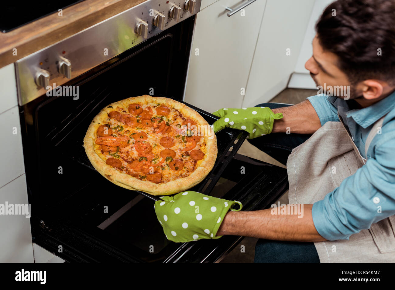 пицца разогреть в микроволновке. держит пиццу на подносе. пиццу достают из телефона. пожизненное за кусок пиццы. открывает коробку с пиццей.