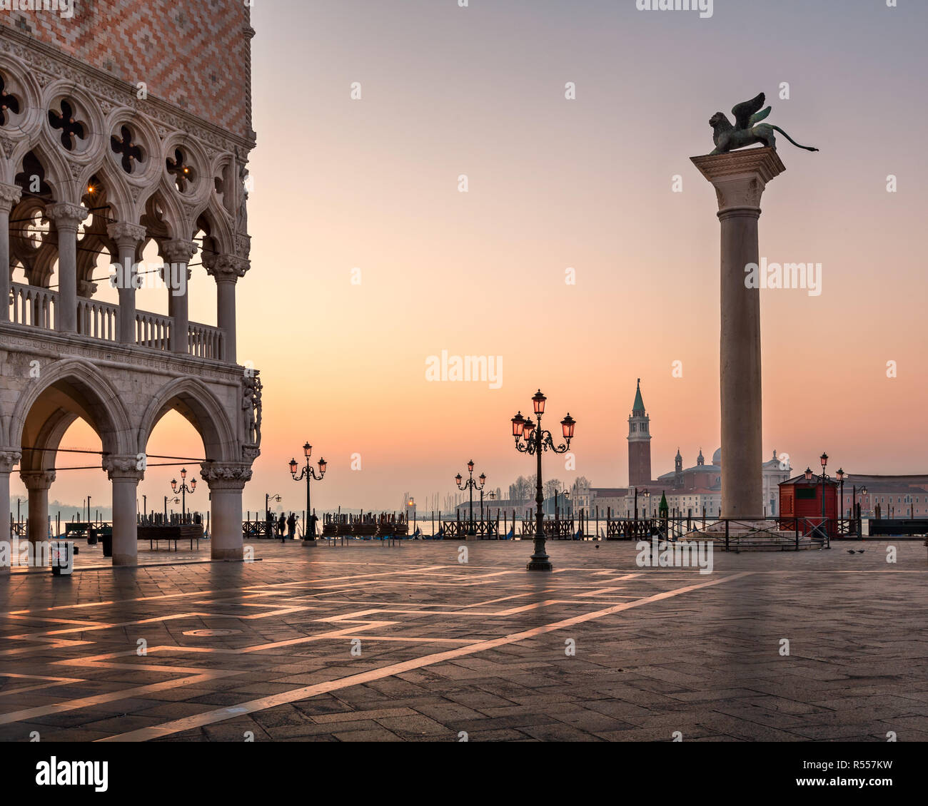 Sunrise on doges palace hi-res stock photography and images - Alamy