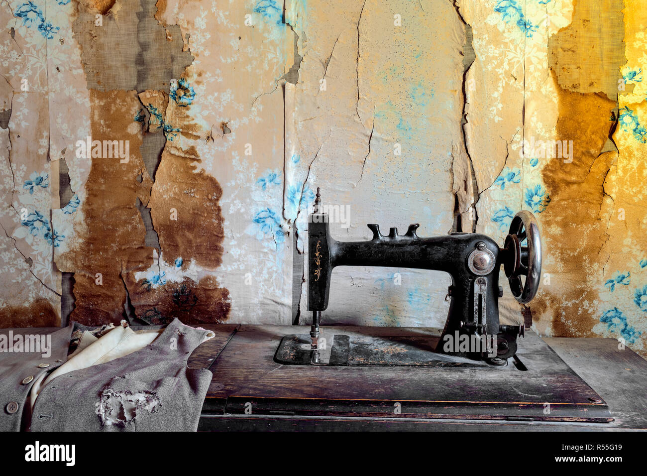 MT00248-00...MONTANA - Sewing machine in the J K Wells Hotel located at the ghost town of Garnet. Stock Photo