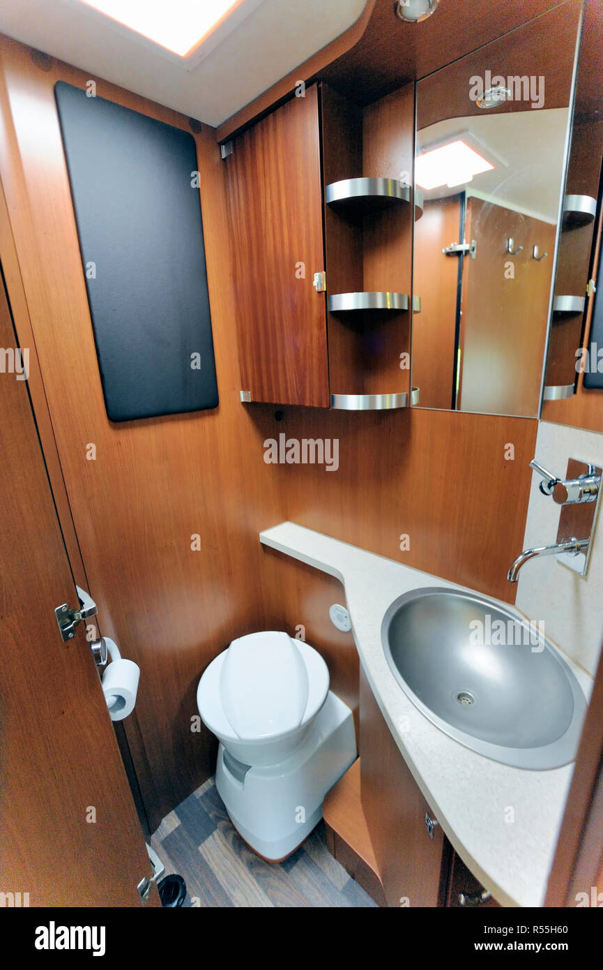 Camper Van Bagno con doccia e wc Foto stock - Alamy