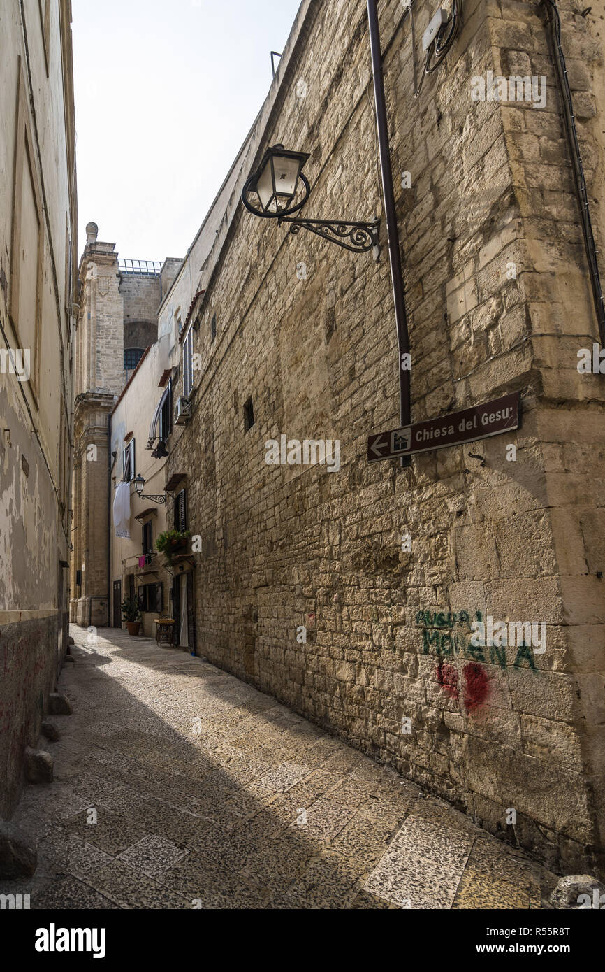 A narrow street in Bari historic centre, called in Italian 'Bari Vecchia', Apulia, Italy Stock Photo