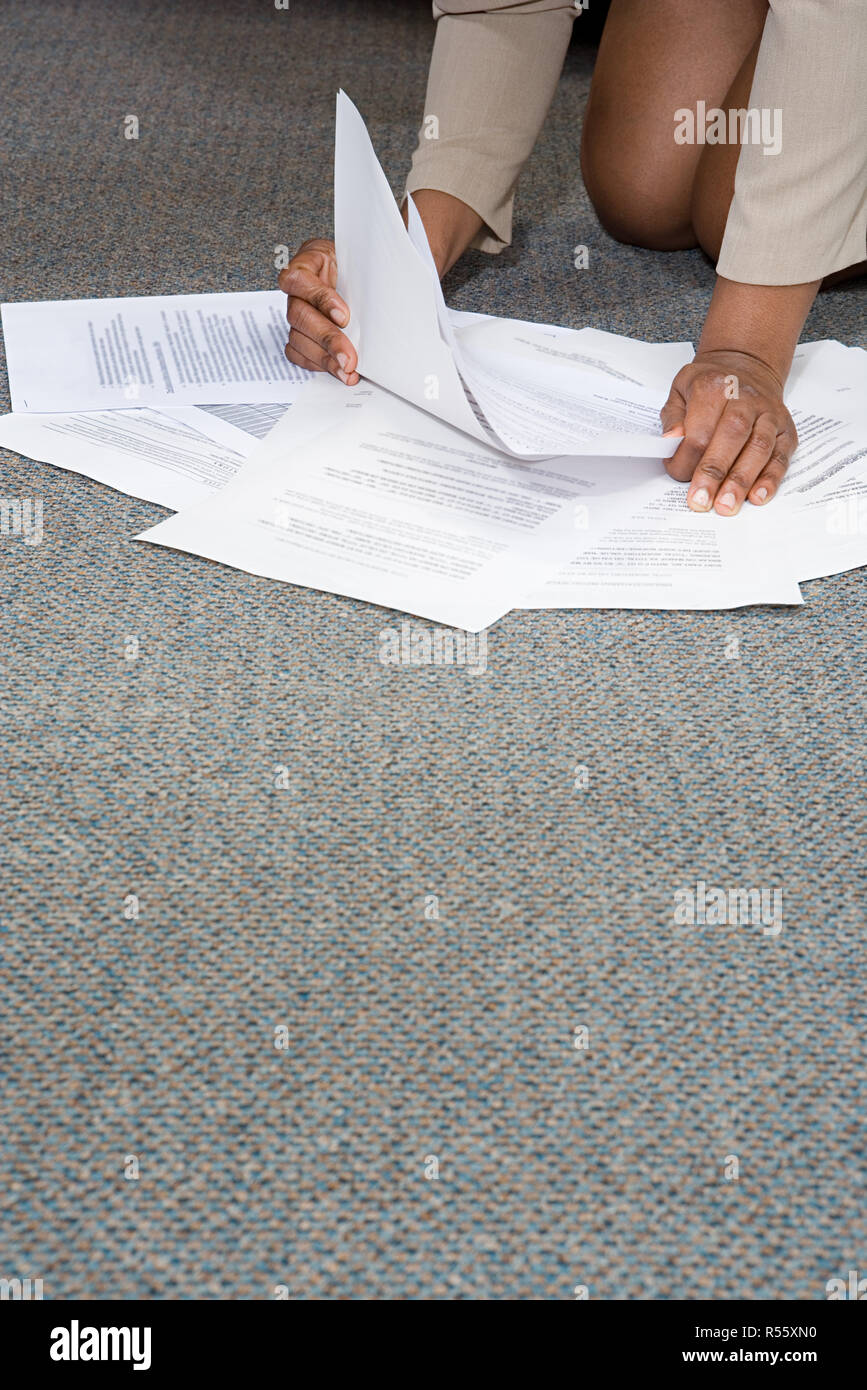 Female kneeling floor office hi-res stock photography and images - Alamy