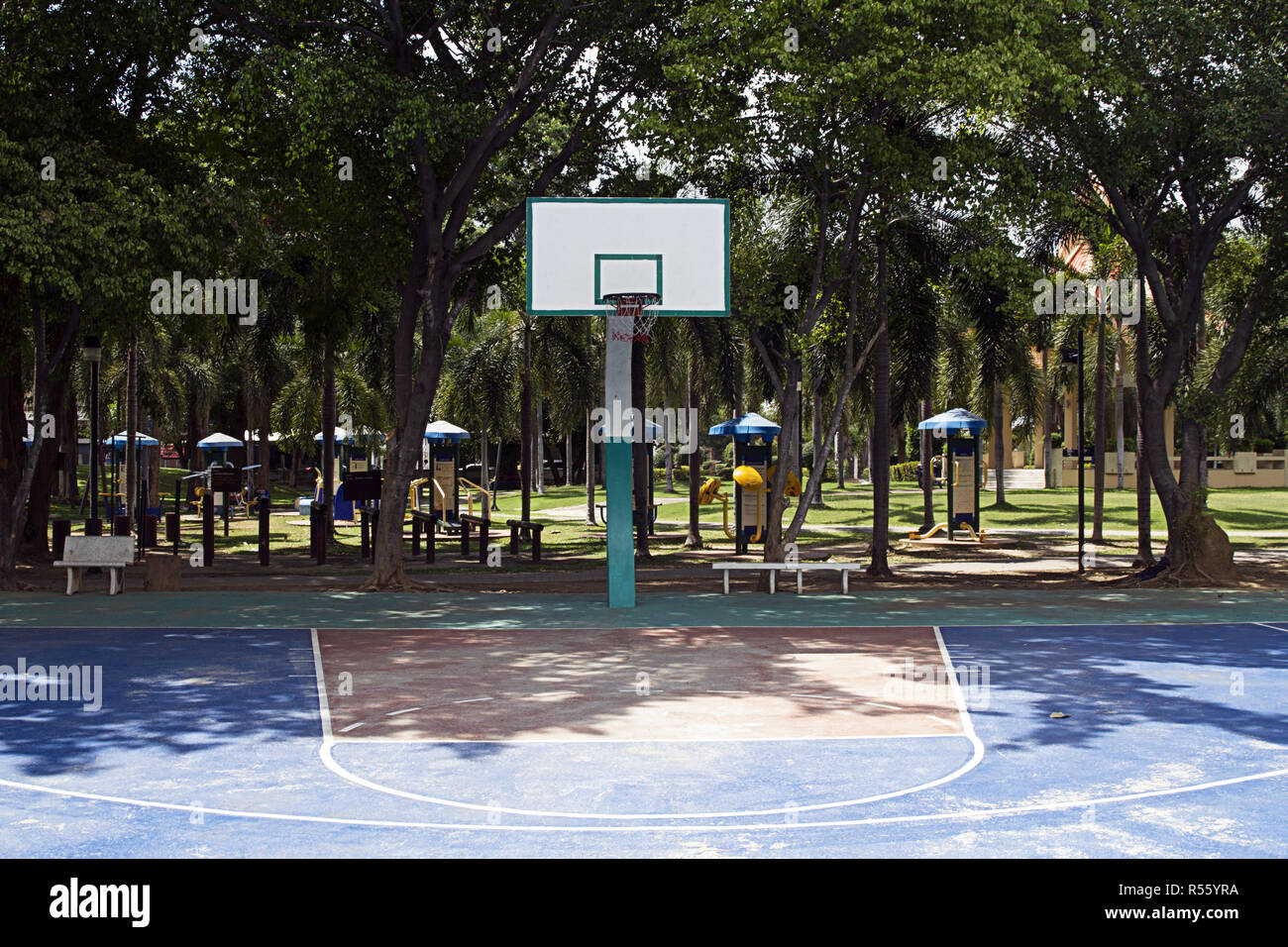 basket basketball park court trees Stock Photo Alamy