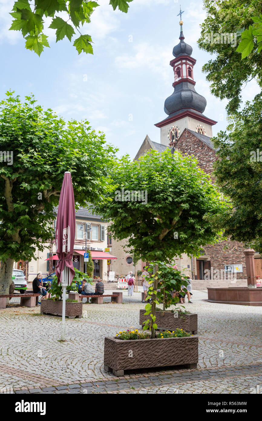 Rudesheim, Hesse, Germany.  Market Square, St. Jacobus Catholic Church in Background. Stock Photo